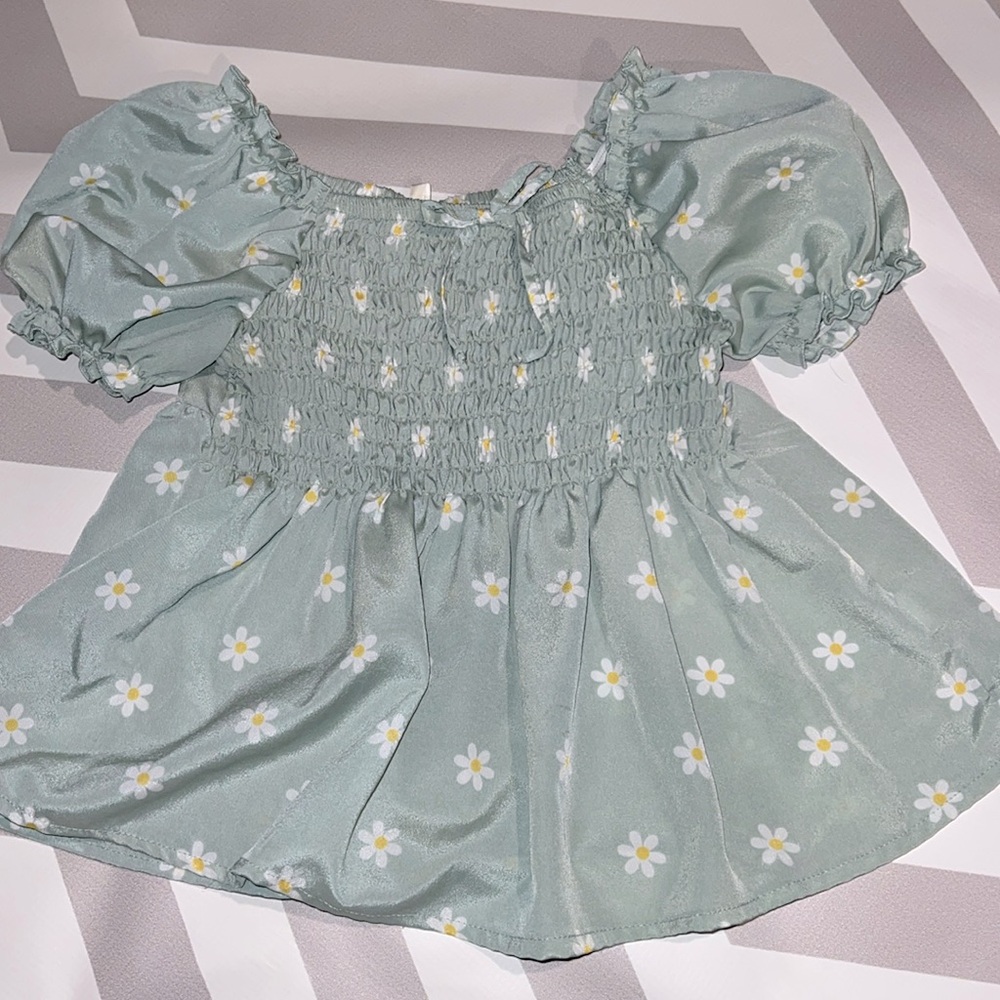 Young girl size medium self-esteem, top with little daisies
